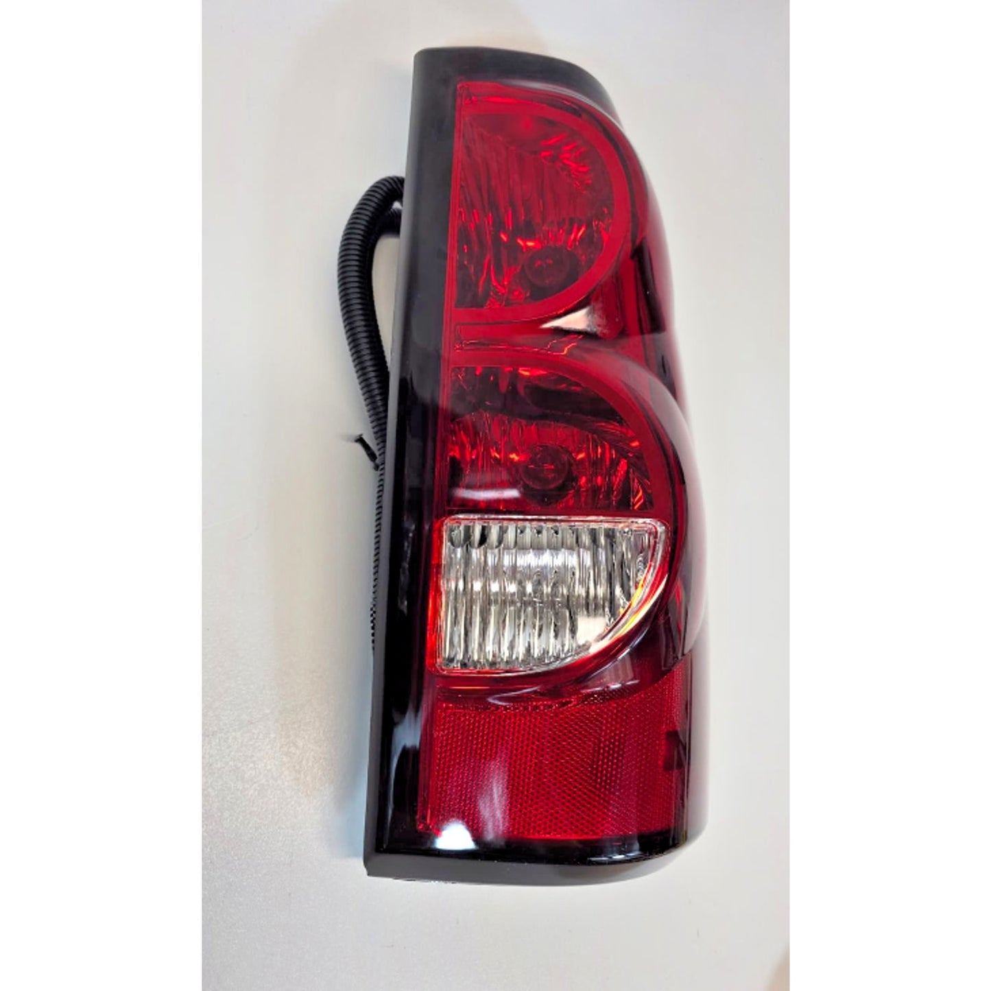 Eagle Eyes GM277-B100R Tail Light Lamp For 03-06 Chevy Silverado 1500