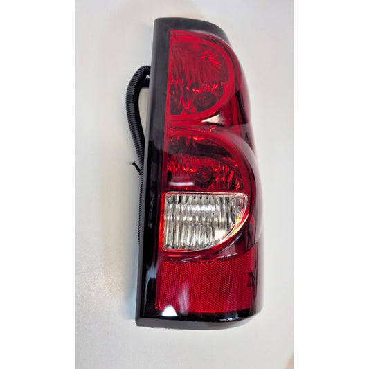Eagle Eyes GM277-B100R Tail Light Lamp For 03-06 Chevy Silverado 1500