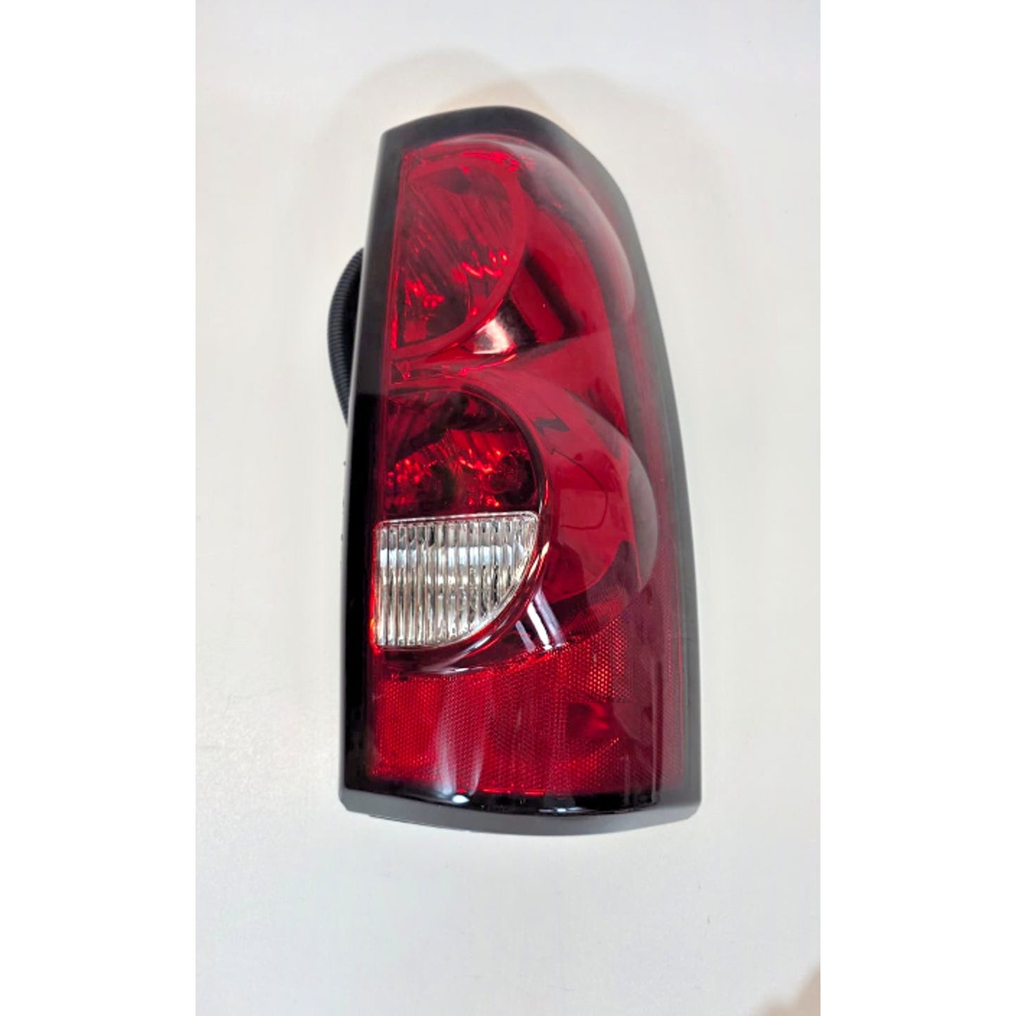 Eagle Eyes GM277-B100R Tail Light Lamp For 03-06 Chevy Silverado 1500
