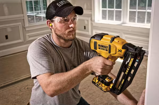 DEWALT 20V MAX XR 16-Gauge Electric Cordless Angled Finishing Nailer Kit