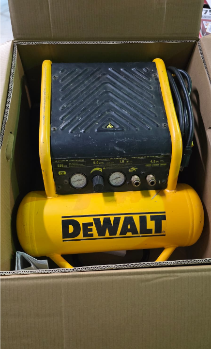 DEWALT 4.5-Gallon Portable Electric 225 PSI Horizontal Air Compressor