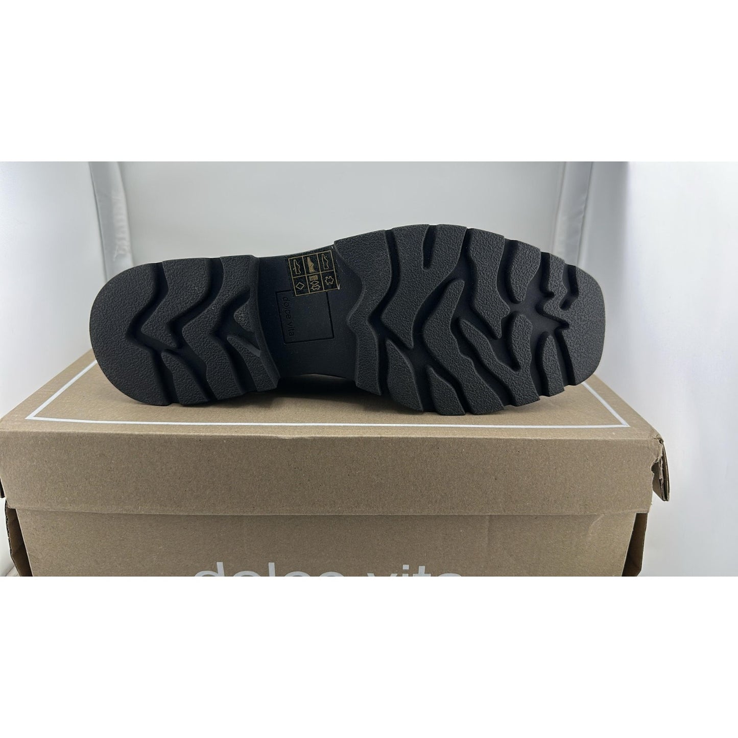 Dolce Vita Women's Elias Lugged Sole Raised Square Toe Loafer, Black Size 7.5M