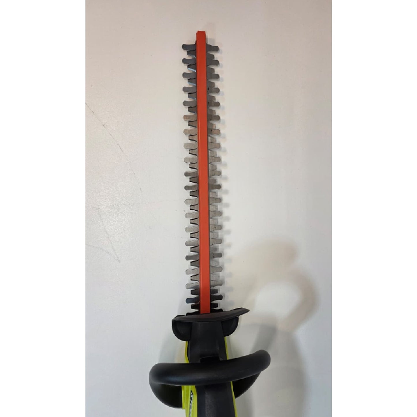 Ryobi P2606VNM Cordless Hedge Trimmer 22" 18V 4Ah Battery And Charger